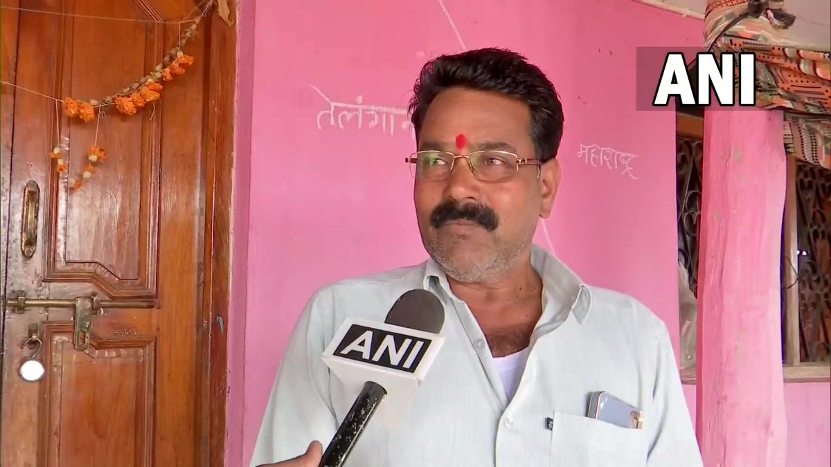 ANI's tweet photo. Maharashtra | A house in Maharajguda village, Chandrapur is spread b/w Maharashtra &amp; Telangana - 4 rooms fall in Maha while 4 others in Telangana

Owner, Uttam Pawar says, "12-13 of us live here. My brother's 4 rooms in Telangana&amp;4 of mine in Maharashtra, my kitchen in Telangana" https://t.co/vAOzvJ5bme