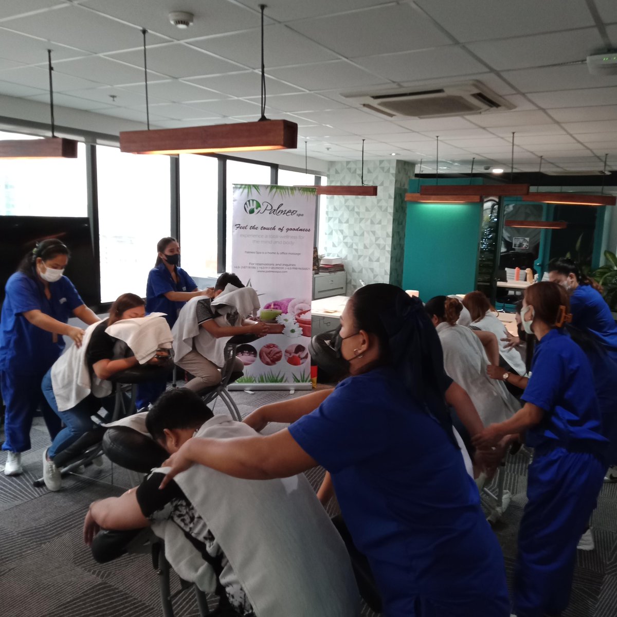 PalmeoSpa's tweet photo. Christmas Massage🥳 @ KMC Solutions 🥰
#relaxation #massage #office #wellness #besthomeservice #shiatsu #workplacemassage #appointments https://t.co/8d06VOBnOa