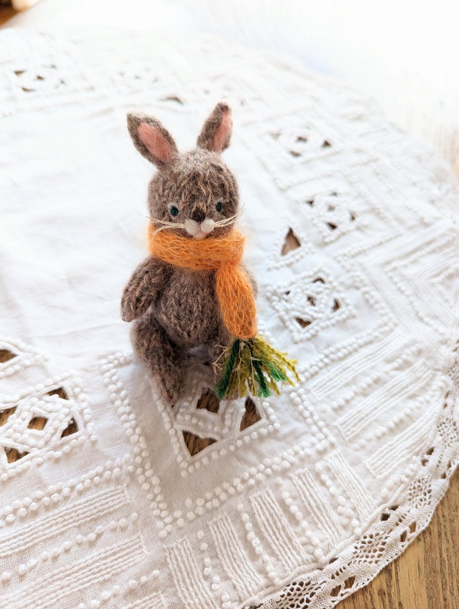 keitoya_pompom's tweet photo. 『きょうはウサギ』

大好きなニンジンのマフラーを　
編んでもらったの🥕🥕🥕🥕🥕

Happy Knitting♥

#あみぐるみ #amigurumi #ウサギのあみぐるみ #毛糸遊び #編み物 #happyknitting #letsknit #carrot #ニンジン #マフラー https://t.co/Epgy4h9dBk