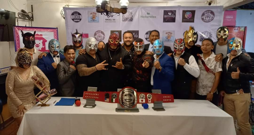 LaTijeraLucha's tweet photo. #UniversalLuchaCompany celebra su cena de fin de año y lanza grandes sorpresas, alianzas con #CanamWrestling en Canadá y con #LuchaLibreTotal en EEUU y por si fuera poco su #CampeonatoSupremo de la mano de sus voceros #HijoDeOctagon y #CiclonRamirez y directivos de la promotora.. https://t.co/A8AEfaR3rJ