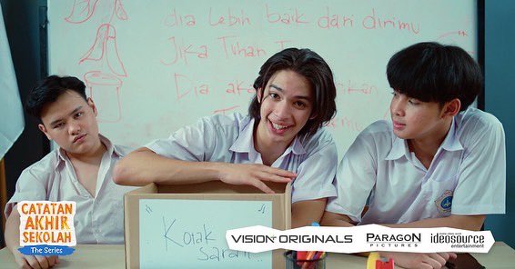 paragonpics_'s tweet photo. Rapat para panitia Pensi Tebe ricuh banget! Karena mereka masih belum dapat sponsor. Kira-kira bakal dapat gak ya sebelum deadline yang diberikan kepala sekolah?
—
#CatatanAkhirSekolah #catatanakhirsekolahtheseries 
#paragonpictures #ideosource https://t.co/NiOX84umKU