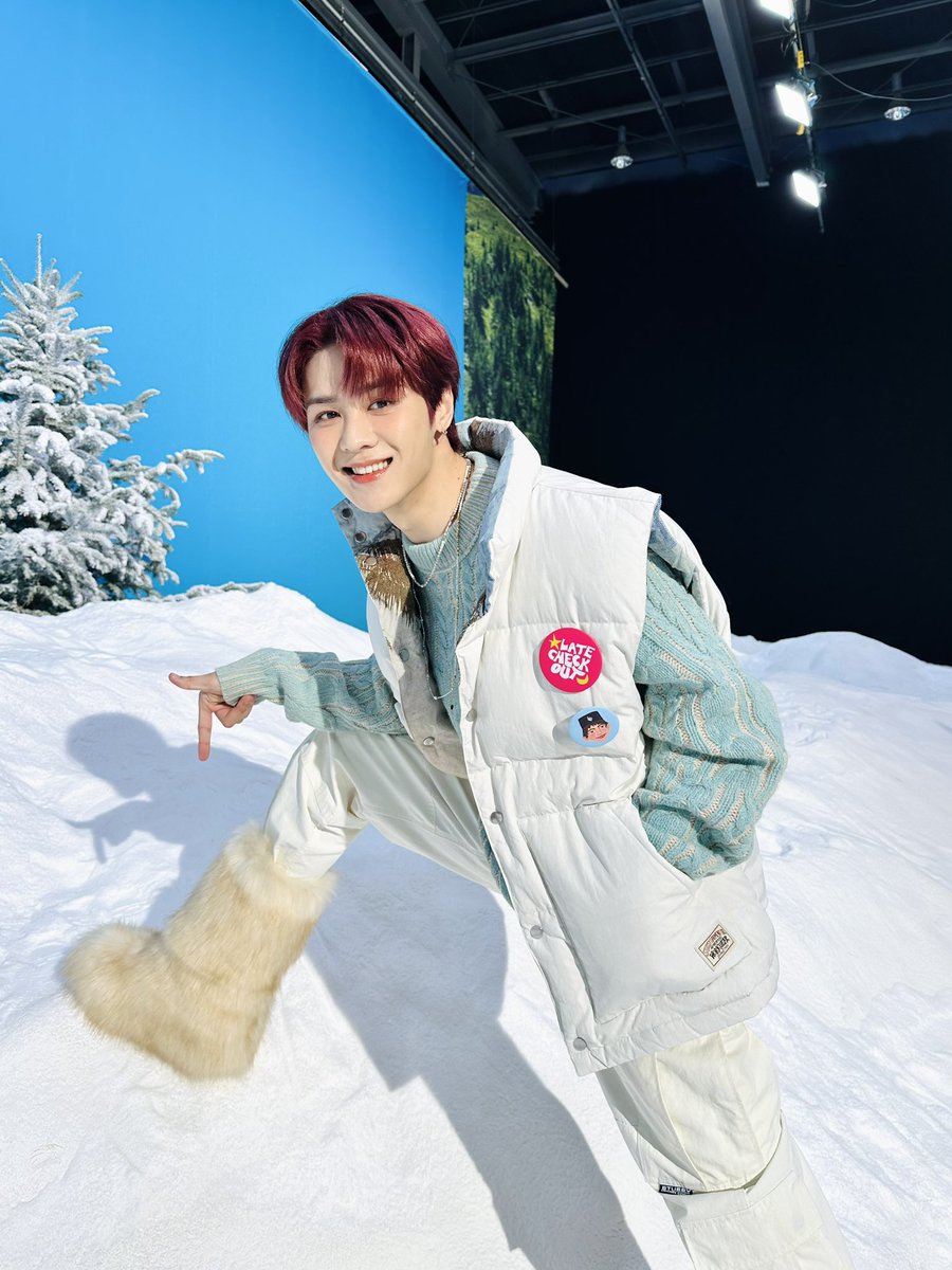 xiaojun_xdj's tweet photo. KN 💭 I will give you my shoes instead https://t.co/U59lTHtUhN
