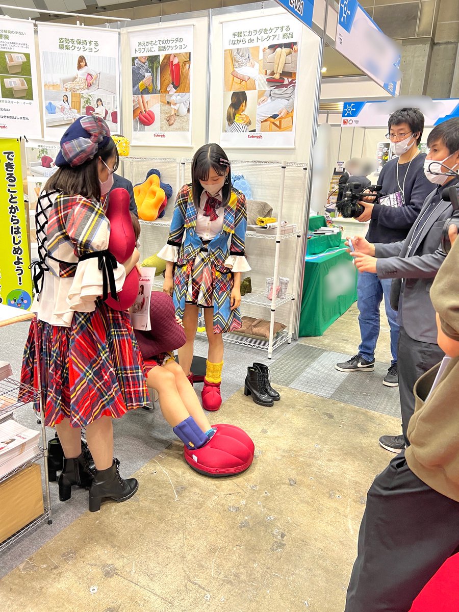 東京の展示会にいるスタッフからブースの写真が届きました！
テレビの撮影でAKB48の方がこられたようです！

※投稿の許可はいただいています。