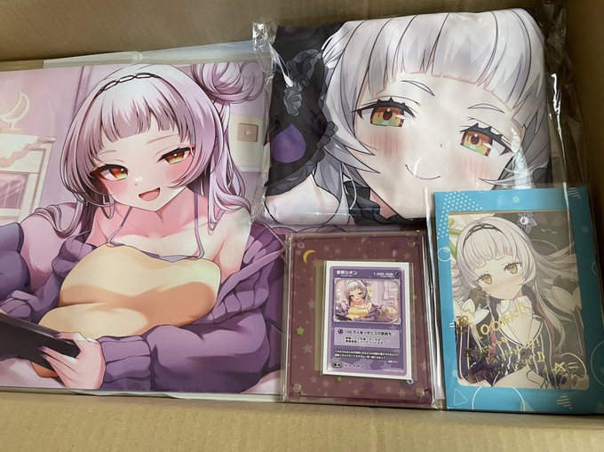 シオンちゃんの100万人記念グッズ届いたーー!
Tam-U先生の抱き枕カバー良すぎる〜!! 