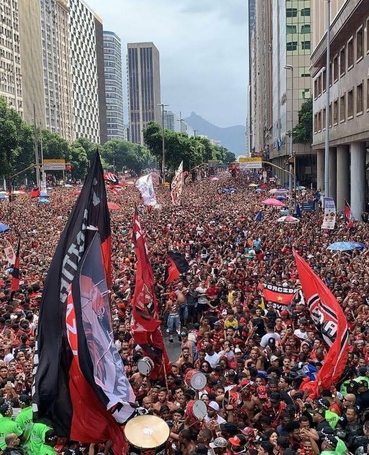 AzRenatoalves's tweet photo. Vamos relembrar esse inesquecível dia em que a Nação Flamenguista parou o Rio de Janeiro!
#libertadores2019 https://t.co/dgME4WQWEk
