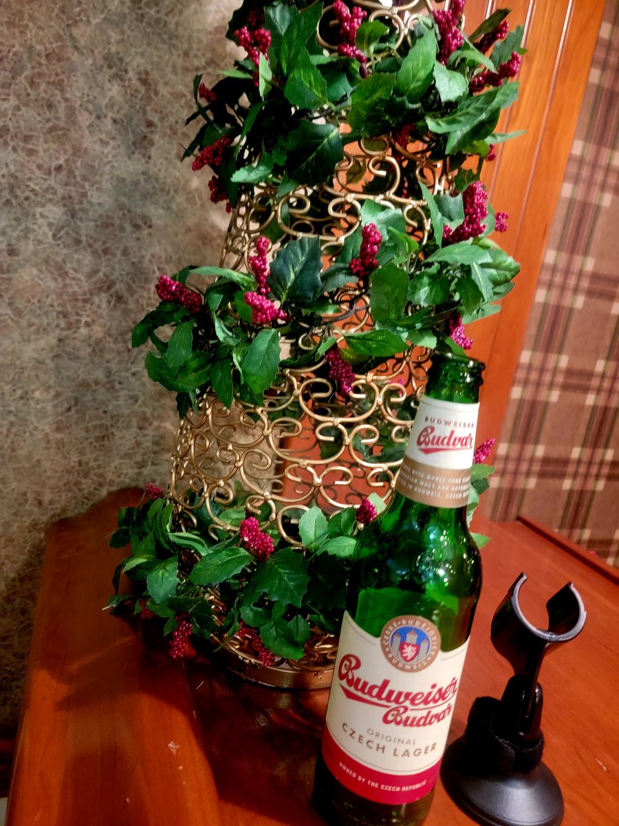 CarrieTergin's tweet photo. These Buds are for you! Fun times at Rotary Christmas Party, always enjoy seeing my @Budweiser Clydesdale painting at Scheppers Distributing! And I love Brenda's sweater! #MayorArtist #SelfiewiththeMayor #RotarySelfie 🎄🍺🎄🍺🎄🍺🎄 https://t.co/genfdzfA6D