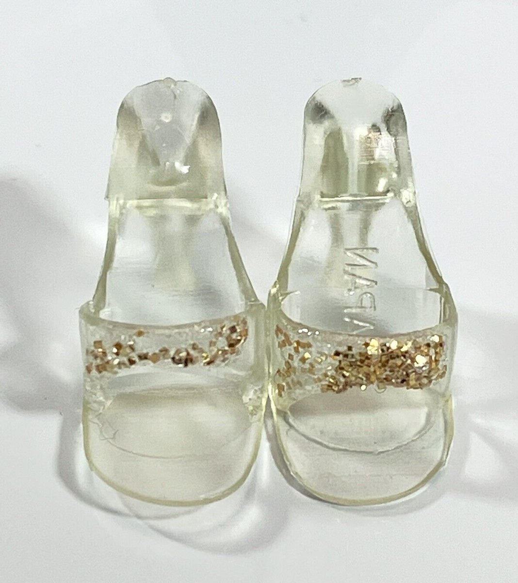 GingerVirginia2's tweet photo. https://t.co/o5GmLhpV1j
1960’S BARBIE CLEAR OPEN TOE HEELS WITH GOLD GLITTER BARBIE MULES
#barbie #ponytailbarbie #barbielife #mules #glitter #dolls #mattel #barbiedoll #christmas #giftforher #barbiecollector #sixties #sixtiesbarbie #linkinbio https://t.co/1KBmMsuunJ