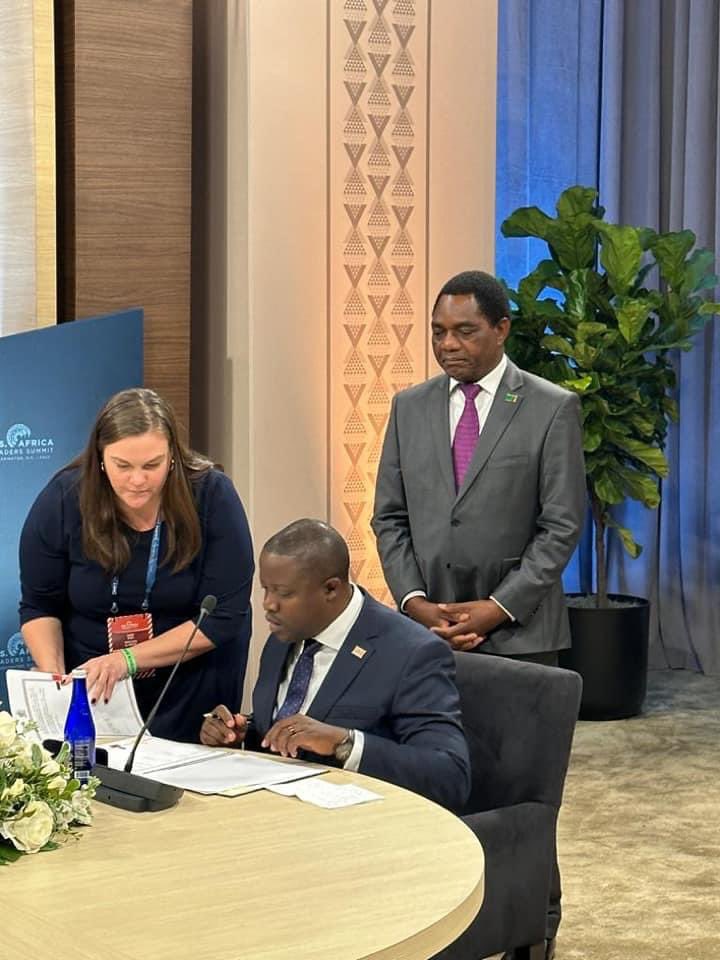 HonKakubo1's tweet photo. Zambia 🇿🇲 and the Democratic Republic of Congo 🇨🇩have signed an agreement with the United States of America 🇺🇸 to jointly develop the Zambia - DRC electric vehicle value chain.

Both President @HHichilema and President Felix Tshisekedi witnessed this key moment. https://t.co/Sn8zX68kYq