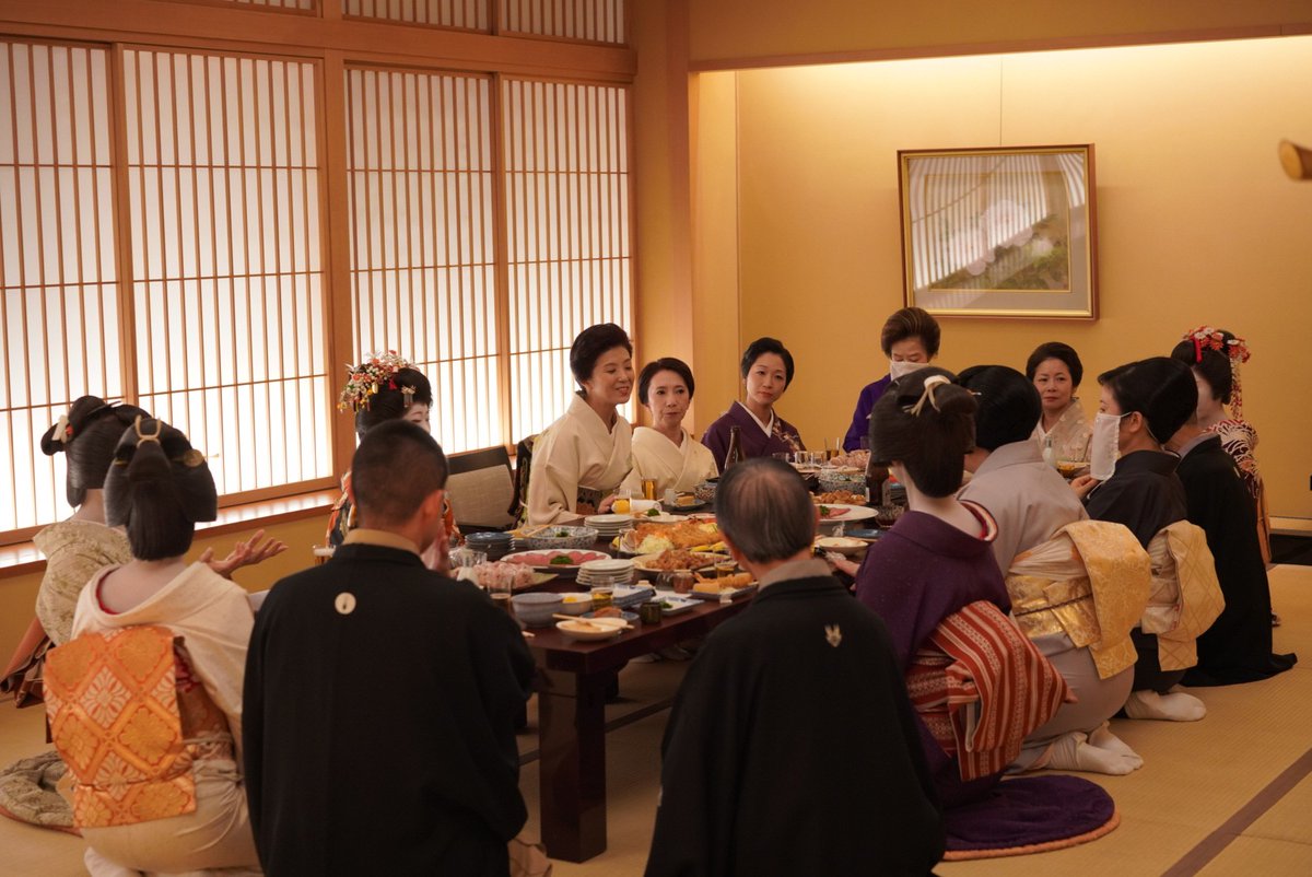 asakusa_geisha's tweet photo. 先日、河居の雛妓・たま晶さんのおひろめが行われました。連日100枚以上の写真を撮る副組合長、一家揃っての写真を寄せてくれるこま晶さん、髷や着物、小物好きに優しい一枚に定評のある事務の匠くんと、子煩悩ならぬ組合員煩悩な皆さんから届いた膨大な写真を、少しずつお目にかけたいと思います。 https://t.co/4vFa7hGry6