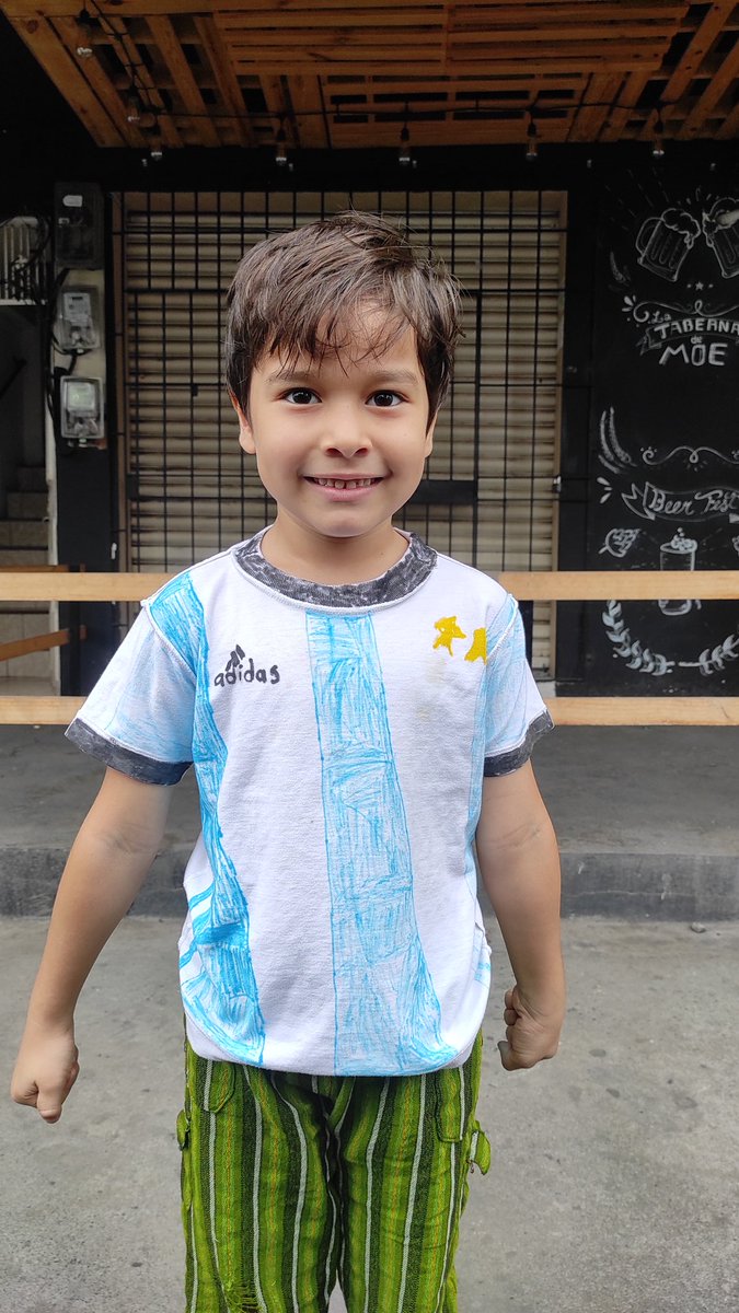 martinsotto's tweet photo. @ChoboAlvarez El es Martín Jr y pintó su camiseta con crayones, quiere conocer a Messi y que sea campeón del mundo! https://t.co/yfeSzGftcz