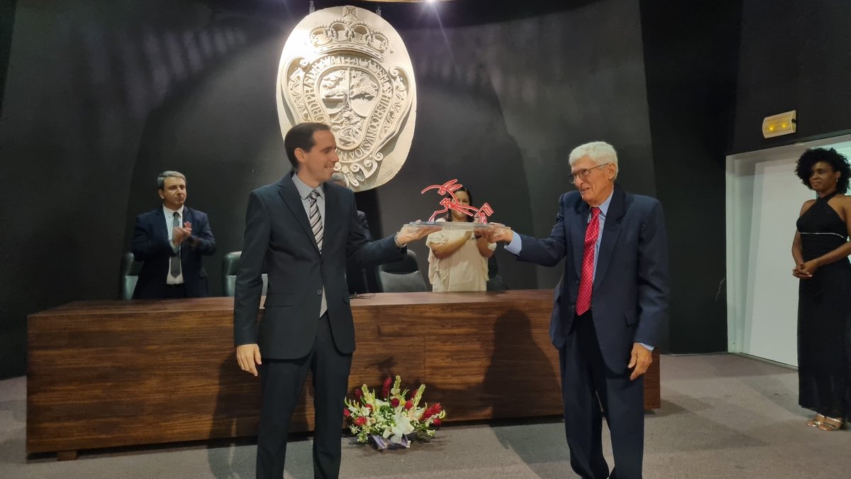 El #20AniversarioUCI fue motivo especial para entregar #hoy la condición de Doctor Honoris Causa en Ciencias Informáticas a nuestro Rector Fundador Melchor Félix Gil Morell, que lo recibe con innumerables muestras de cariño y reconocimiento de la comunidad universitaria.<a href="/CubaMES/">MES</a>