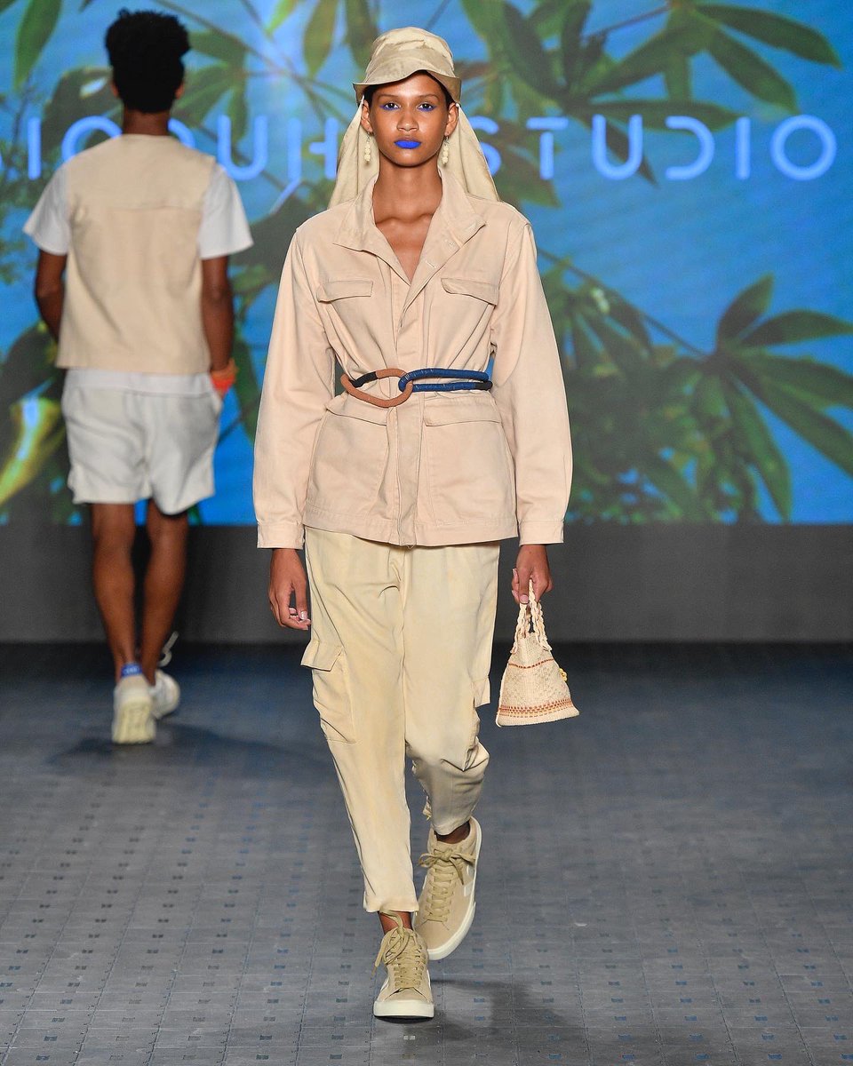 A coleção ManioQueen da Sioduhi Studio apresenta criações tingidas com o Maniocolor, corante extraído da casca de mandioca. A parte dessa raíz considerada resíduo, é reintroduzida no ecossistema da moda, ocupando um lugar essencial: o tingimento.

Fotografia: @agfotosite