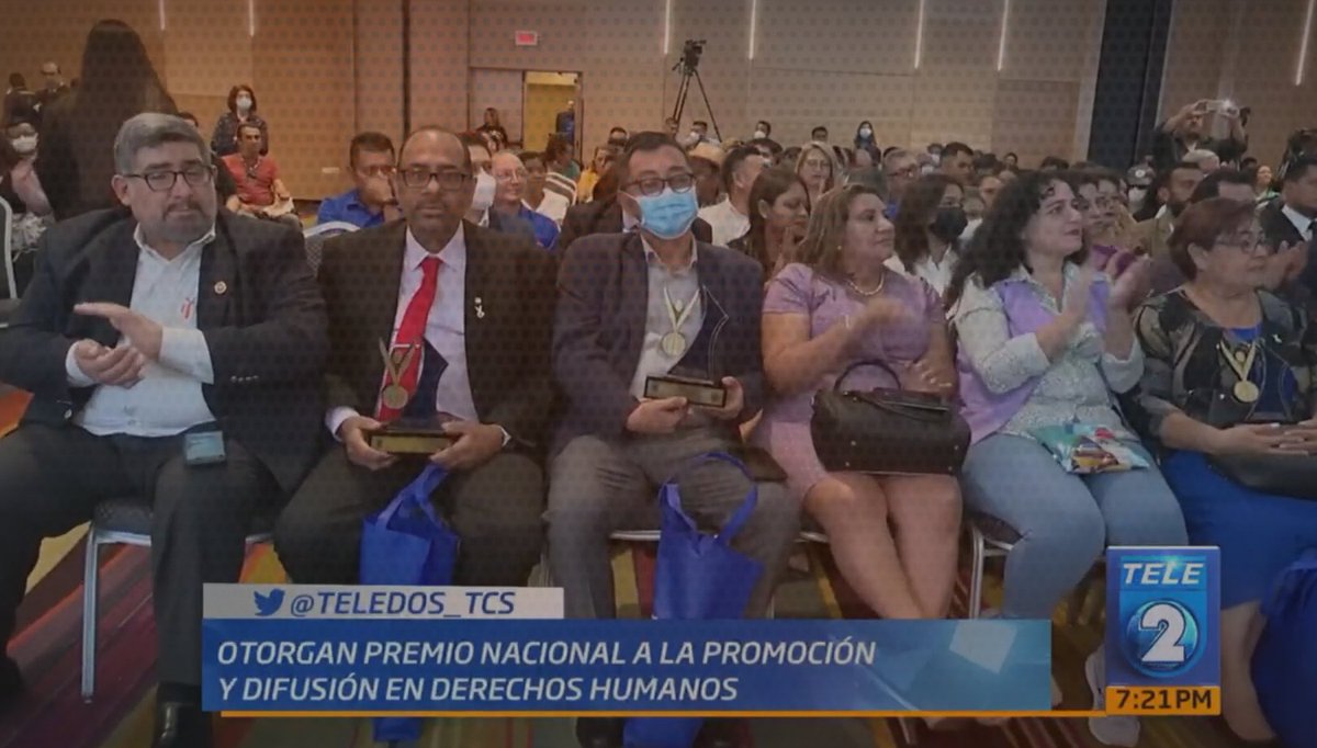 teledos_tcs's tweet photo. #NotaTL2 | La Procuraduría para la Defensa de los Derechos Humanos otorgó el Premio Nacional a la Promoción y Difusión en Derechos Humanos, a personas y entidades comprometidas con el tema, entre ellos, un reconocido infectólogo del país. #ElSalvador
📺: https://t.co/79jYmBUjBB https://t.co/ok67Ayrfkf