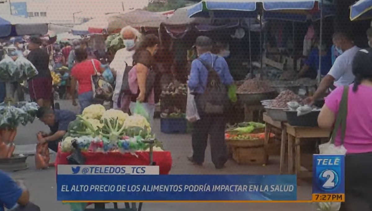 teledos_tcs's tweet photo. #NotaTL2 | ¡El alto precio de los alimentos podría impactar también en la #Salud! Verduras como el tomate, cebolla y zanahoria han incrementado su precio, por lo que muchos salvadoreños suelen consumir productos altos en calorías y grasas.
📺: https://t.co/zdivLSK6ZT https://t.co/yzftDABxeM