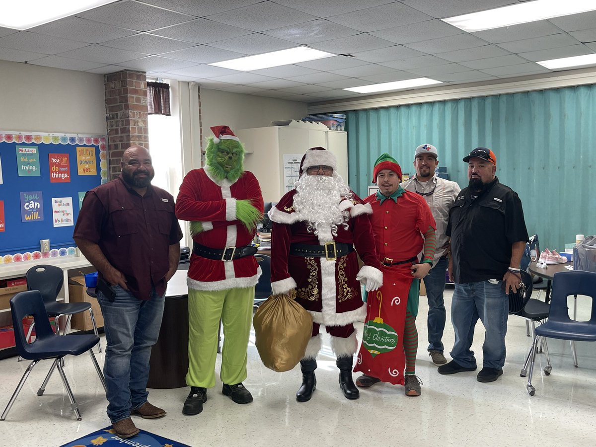 YeagerES's tweet photo. Yeager Tiger students were surprised today with an unexpected visit from Santa and a very special gift. THANK YOU Frank Garcia and ProTech Mechanical, Inc. for your generosity and providing our students with this amazing experience! @CCISD @KelsieMorris12 https://t.co/CFfpIuZ2c8