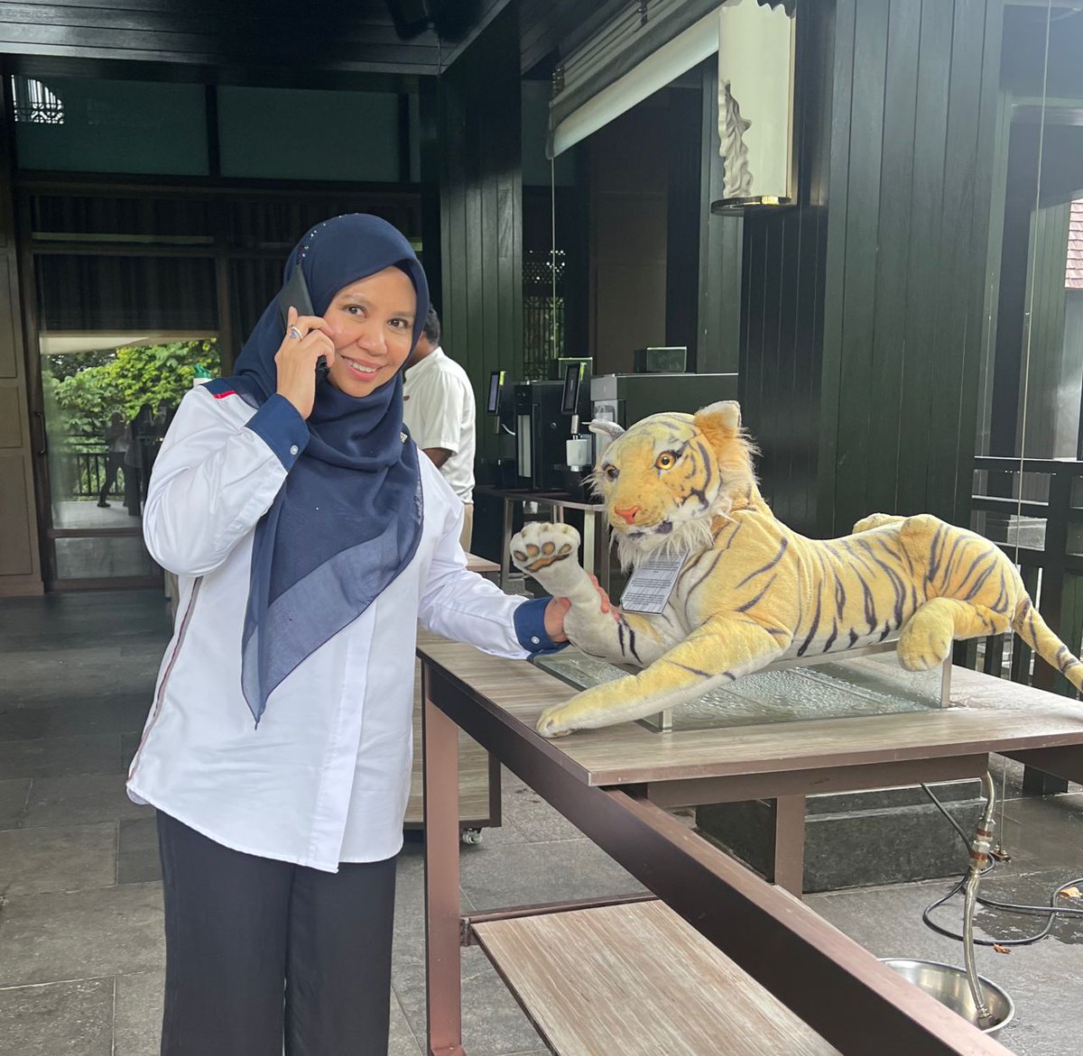 Kekadang perlu ada gurau senda, keceriaan dan kelapangan jiwa supaya tugas dan kehidupan dilaksanakan dengan baik.

Yang penting kita terus ke hadapan dengan niat membantu sehabis baik.

#NiatUnggul
#NiatIkhlas
#NAR