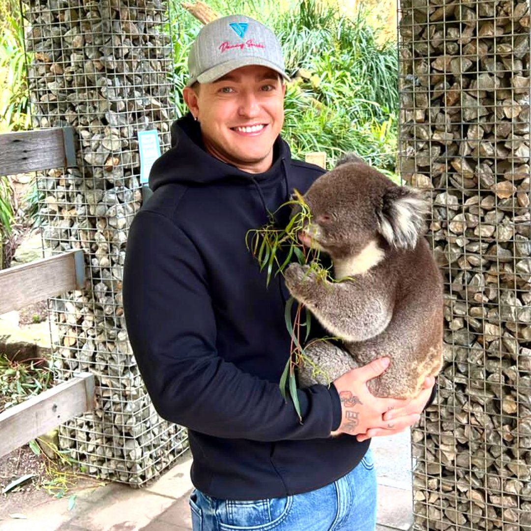 What is a koala's favourite pop song? 
Koala me maybe.. 🤙🏼🐨

#eksjammer 😅

Hier is ‘n lekker throwback na ‘n epic toer waar ons in September bietjie music gaan maak het in Australia! 🇦🇺
#koala #austraulia #ausie #sydney #DannySmoke #joulippe #lippe #band #music #show #rock