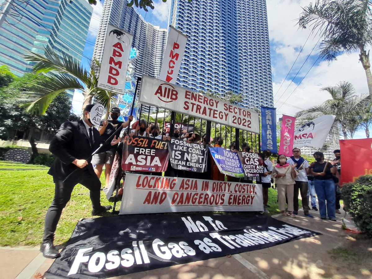 AsianPeoplesMvt's tweet photo. Climate campaigners in the Philippines protested in Makati City today against the @AIIB_Official Asian Infrastructure Investment Bank’s continued support for gas projects despite a new energy policy that focuses on “Sustainable Energy for Tomorrow.”
#NoToGasAsTransitionFuel https://t.co/Yd0mkf0XS2