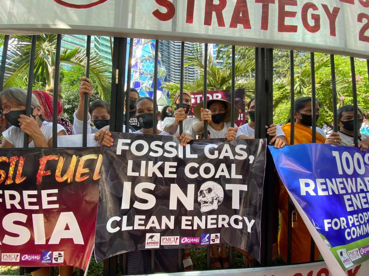 AsianPeoplesMvt's tweet photo. Climate campaigners in the Philippines protested in Makati City today against the @AIIB_Official Asian Infrastructure Investment Bank’s continued support for gas projects despite a new energy policy that focuses on “Sustainable Energy for Tomorrow.”
#NoToGasAsTransitionFuel https://t.co/Yd0mkf0XS2