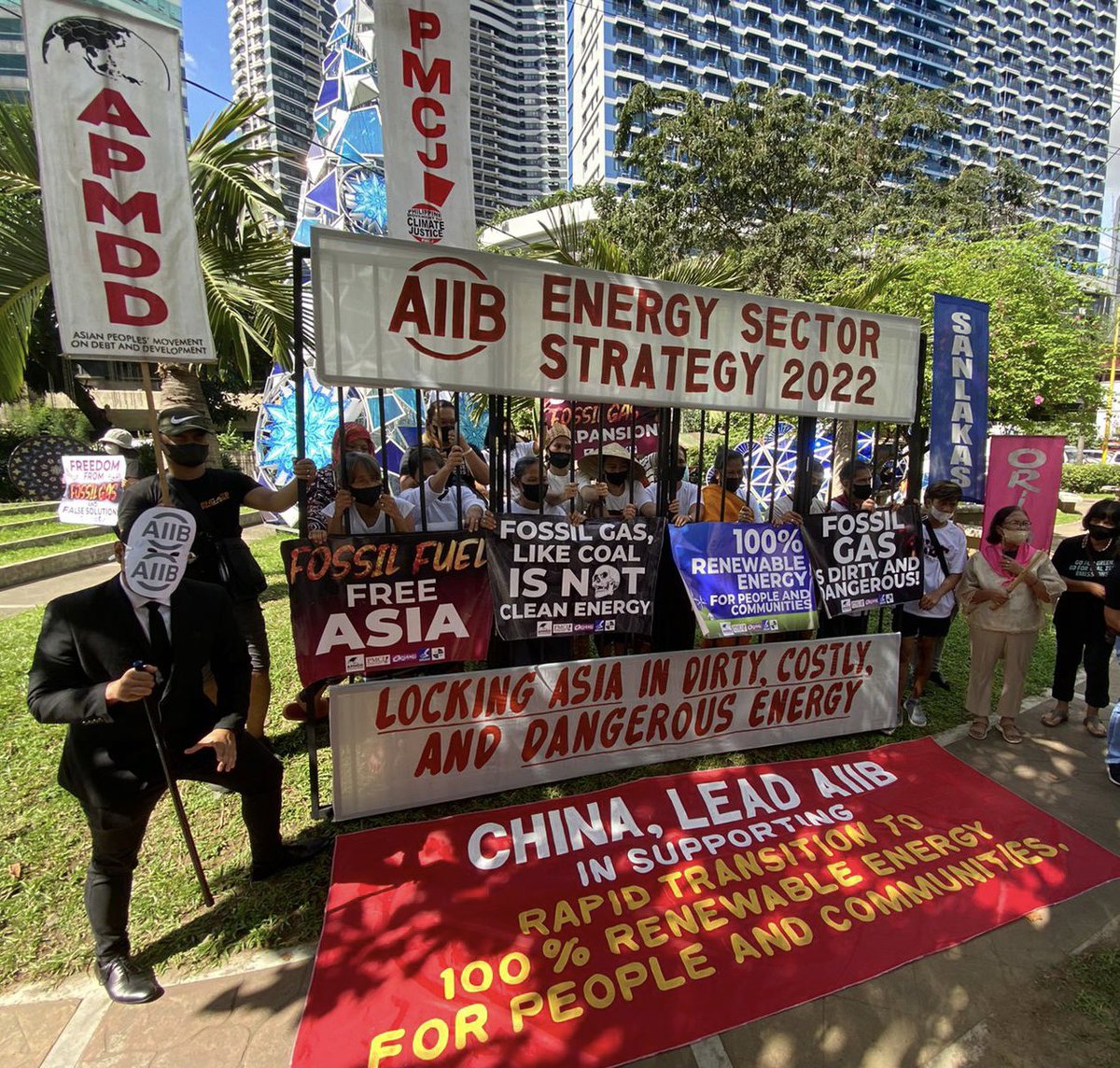 AsianPeoplesMvt's tweet photo. Climate campaigners in the Philippines protested in Makati City today against the @AIIB_Official Asian Infrastructure Investment Bank’s continued support for gas projects despite a new energy policy that focuses on “Sustainable Energy for Tomorrow.”
#NoToGasAsTransitionFuel https://t.co/Yd0mkf0XS2