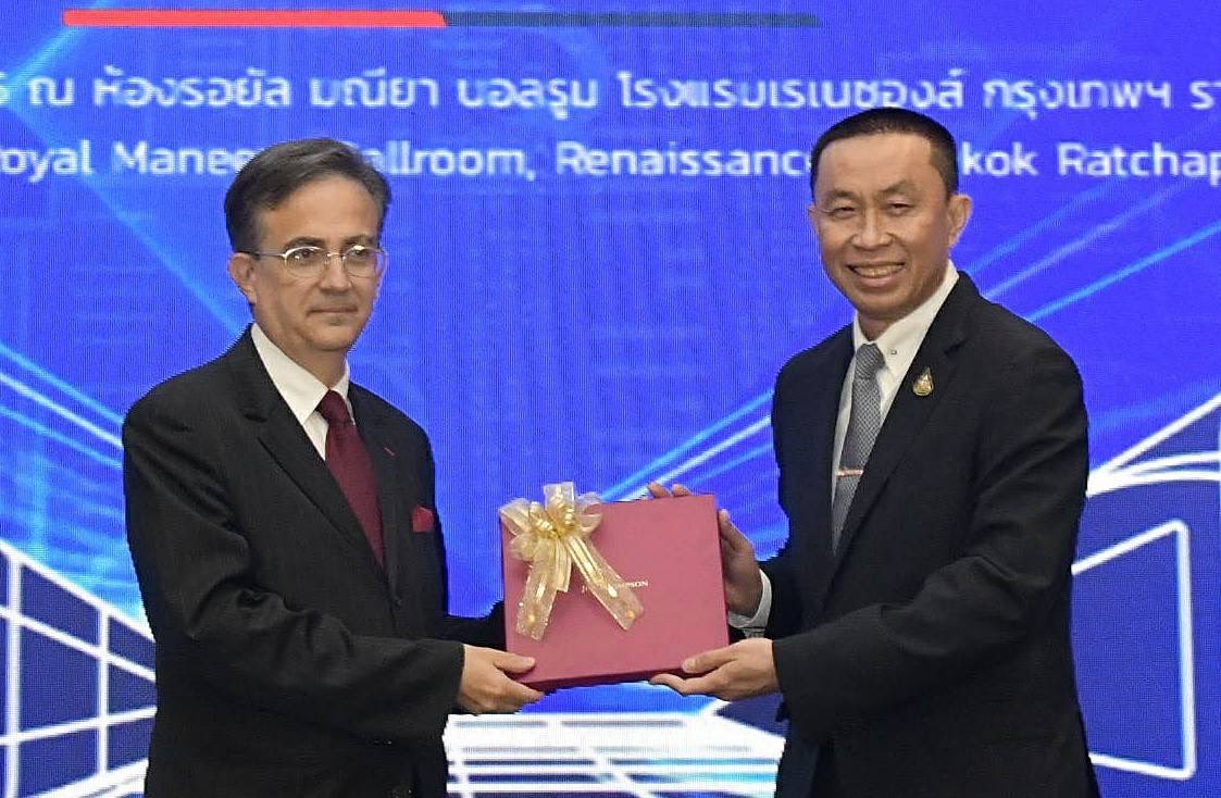 ttraisuree's tweet image. กระทรวงคมนาคมจับมือกลุ่มธุรกิจระบบรางฝรั่งเศส 5 บริษัท ลงนาม MOU ผนึกกำลังร่วมพัฒนาเทคโนโลยีระบบรางของภูมิภาค  

ถือเป็นความมุ่งมั่นของรัฐบาล ที่จะเดินหน้าขับเคลื่อนการพัฒนาระบบราง เพื่ออำนวยความสะดวกด้านการเดินทาง ลดต้นทุนโลจิสติกส์ สร้างโอกาสทางเศรษฐกิจ พร้อมเพิ่มขีดความสามารถ