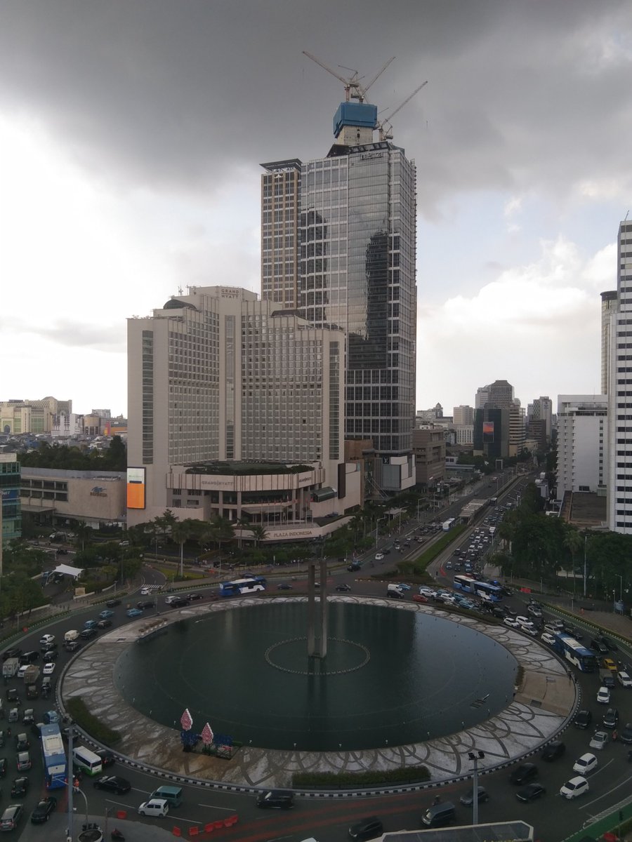 <a href="/txtdrjkt/">TXT DARI JAKARTA</a> Jakarta dari arah kamar hotel Mandarin Oriental. Kamu bisa ngaku diajak nginep di hotel Mandarin 😄