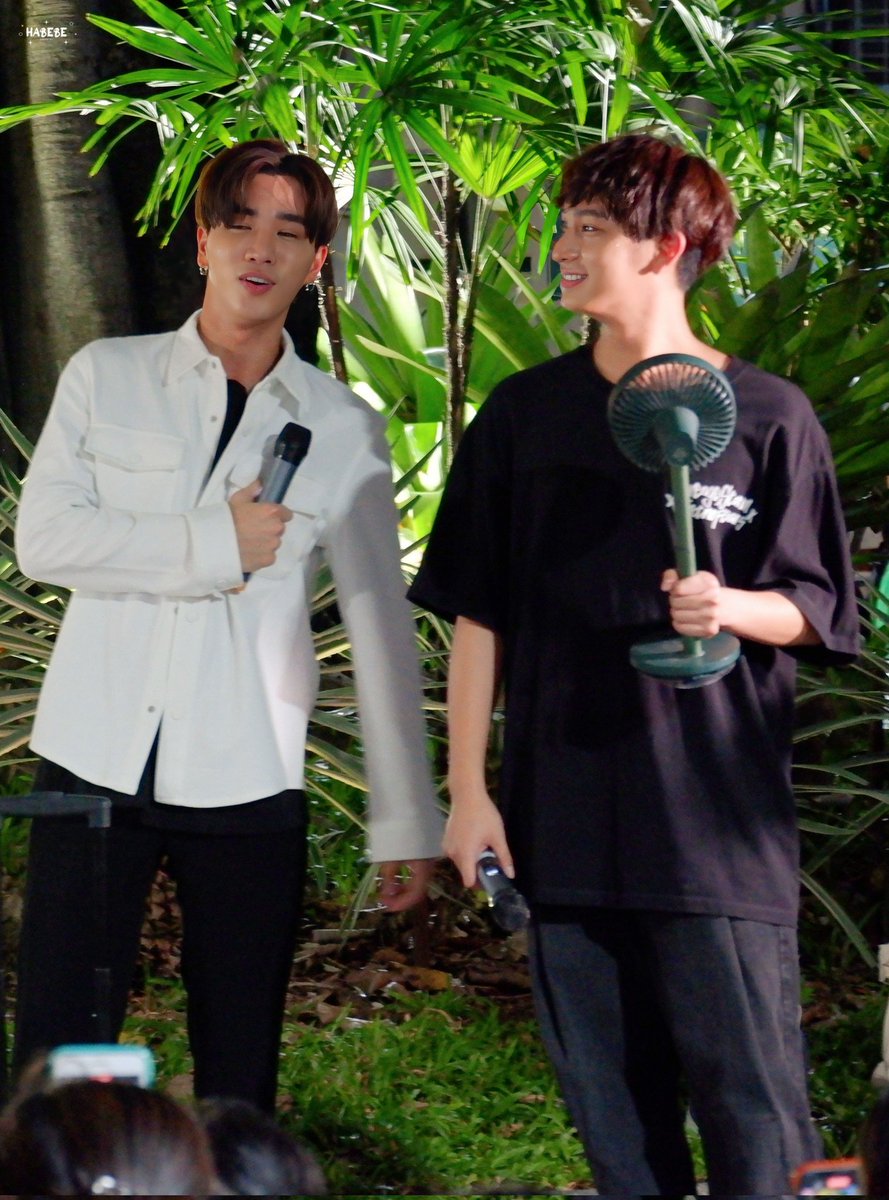 kohjang1's tweet photo. จะมีมือหรือไม่มีมือวางบนไหล่ ลูกแม่ก็โลกเอียงแฮะ เอียงเก่ง ส่วนไหล่ก็คือสลับๆ กันเป็นพื้นที่วางมือเนอะ 😊🖤💛
#HondaClickxONPC
#PerthHondaClick
#PerthTanapon
#KDPPE
#ChimonWachirawit
#เพิร์ธชิม่อน https://t.co/Kgw3OFHE2t