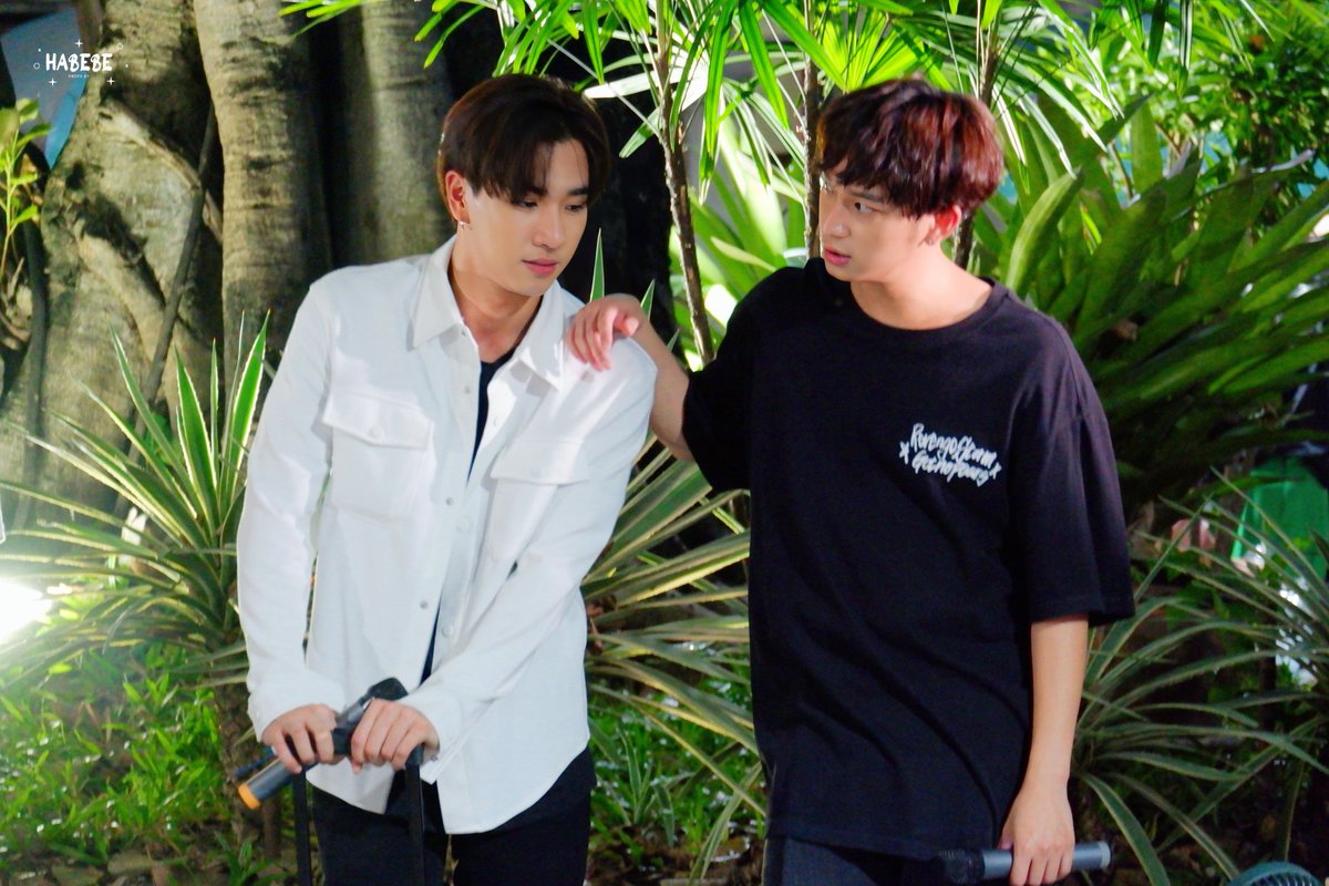 kohjang1's tweet photo. จะมีมือหรือไม่มีมือวางบนไหล่ ลูกแม่ก็โลกเอียงแฮะ เอียงเก่ง ส่วนไหล่ก็คือสลับๆ กันเป็นพื้นที่วางมือเนอะ 😊🖤💛
#HondaClickxONPC
#PerthHondaClick
#PerthTanapon
#KDPPE
#ChimonWachirawit
#เพิร์ธชิม่อน https://t.co/Kgw3OFHE2t