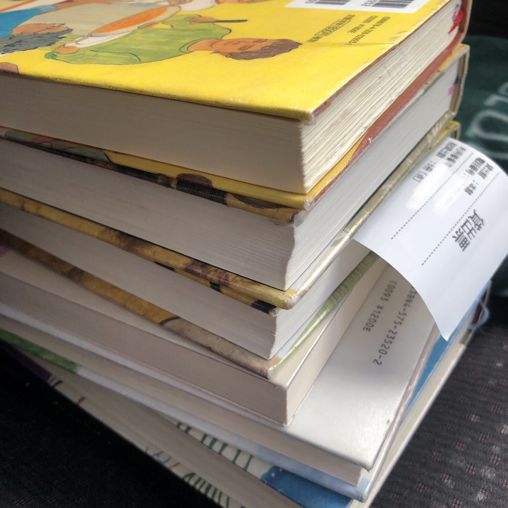 nm_nm20nm's tweet photo. 図書館で読みたいと思っていた本がトントントンっと見つかって気分よい。そして返却は年明け6日。年末年始にゆっくり読める！けど、その前に年内もう一度借りに行こうかしらん⁉︎✨✨
#読書すき #図書館　#本も価格高騰 https://t.co/IlSkjBoLX2