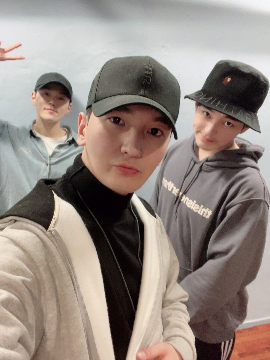 LU4USOFFICIAL's tweet photo. こんにちは、LUKUS (LU4US)です。
日本に無事到着しました!!! 明日からChristmas LIVEが始まります。
16日 1st 15:00 ~   2nd 19:00 ~
異世界ニコニコシアター劇場です!!!
ぜひ遊びに来てください♫
当日券ございます!!!
 #LUKUS #LU4US #루커스 #동현 #효야
#지니 #가수 #異世界ニコニコシアター https://t.co/K1DKFr3Rql