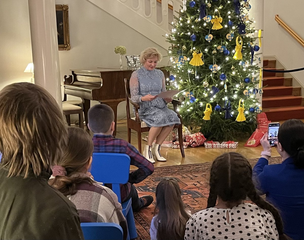 I år har ukrainska barn gjort juldekorationerna till svenska ambassadens julgran.🎄 Igår kom flera av barnen på julmottagning och ukrainska ambassadören <a href="/OlgaDibrova1/">Olga Dibrova 🌻</a> läste en vacker julsaga. 🇺🇦🇸🇪