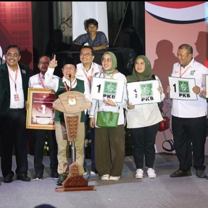 sahabatodie's tweet photo. Always be number ONE ☝️
@cakimiNOW 
@EmHasanuddin 
@Jazilul_Fawaid
@hanifdhakiri
@CucunA44
@masfaisolriza
@SyaifulHooda
@DPP_PKB 
#PKBNo1
#PKBSatukanIndonesia
#TheNext2014
#PKBday https://t.co/RwVHEeuiLm