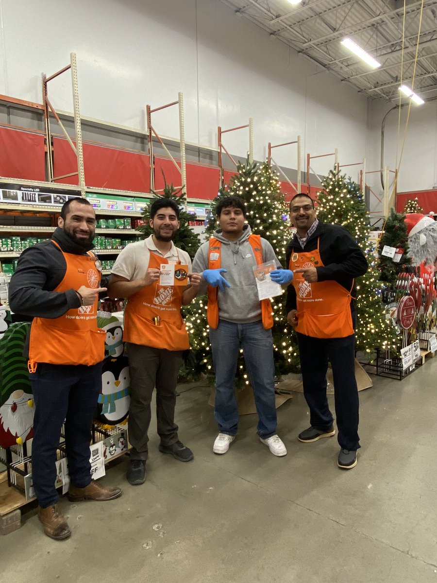 Our SM <a href="/ianfmacias/">Ian Macias</a> celebrating some awesome associates. Daniel&amp; Amanda for being rockstars in HDPP and Ronaldo for all of his hard work. @Fuerstenberg15 <a href="/krys_ann88/">Krystal Mora</a>