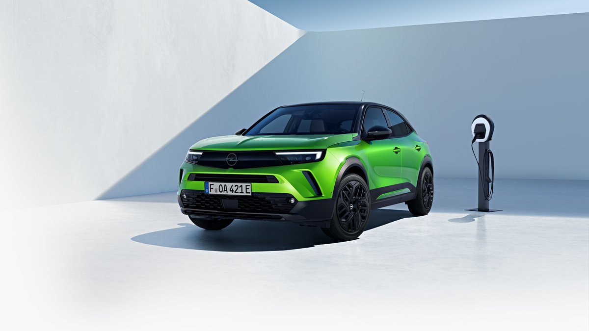 ainsider's tweet photo. More powerful, more efficient, more range: Electric motor with 115 kW/156 hp, new 54 kWh battery enables 406 kilometres of locally emission-free driving (WLTP1).

Fast charging: 80 per cent state-of-charge in around 30 minutes at a 100 kW DC charging station. https://t.co/UYWUfsI968