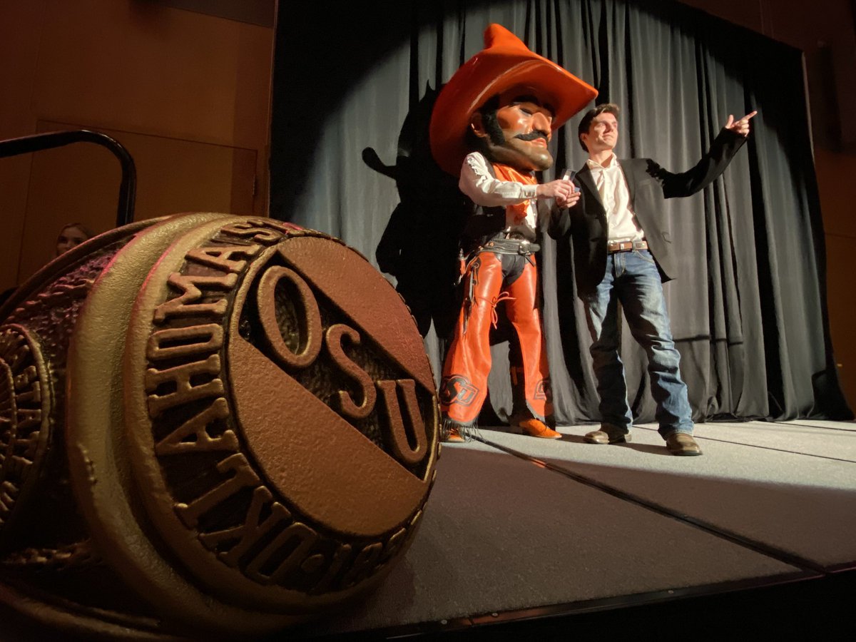 OKStateAlumni's tweet photo. Congratulations to all the Cowboys who received their #OKStateRing tonight and participated in our Orange Splash tradition! 🧡
#okstate #GoPokes #LoyalAndTrue #ConnectedForLife https://t.co/6mmrQuAKLs