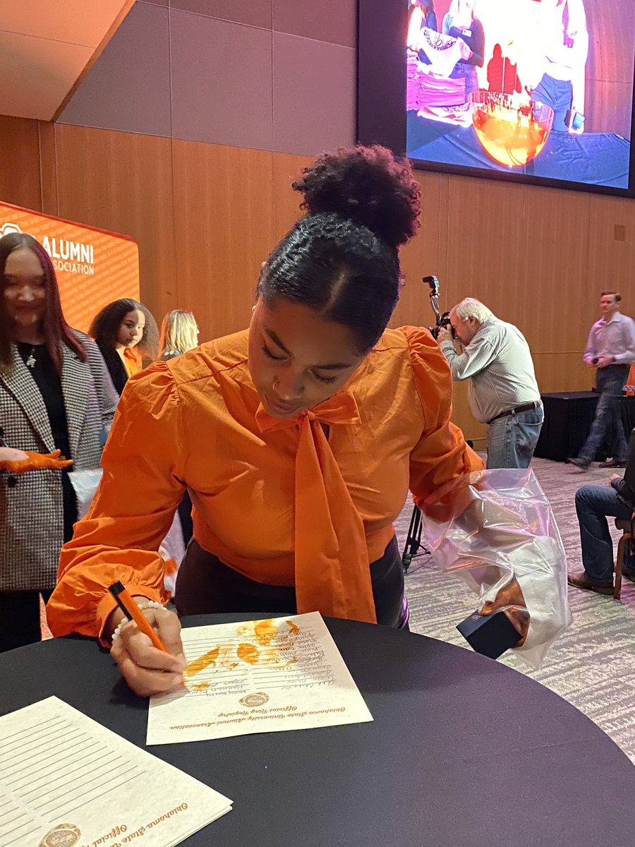 OKStateAlumni's tweet photo. Congratulations to all the Cowboys who received their #OKStateRing tonight and participated in our Orange Splash tradition! 🧡
#okstate #GoPokes #LoyalAndTrue #ConnectedForLife https://t.co/6mmrQuAKLs
