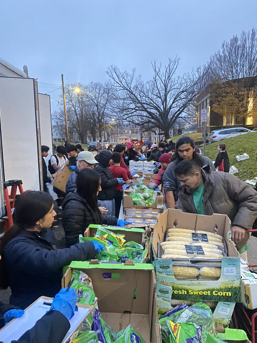 MrsPavic's tweet photo. Our OHS business students volunteered today with the Mobile Food Pantry collaboration with Feeding  Westchester. The students represented 0HS commitment to helping the community. Thank you to our scholars and to the dedicated volunteers of Feeding Westchester. https://t.co/tA9PNIXYnL