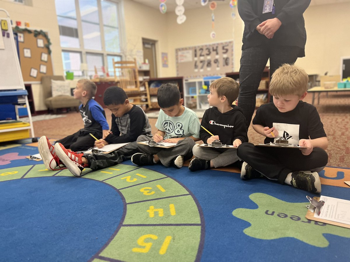 caryn_gross's tweet photo. Kindergarten readers and writers were working with key details and central ideas in Workshop today!  @KlattsKinders Students were so engaged! #RocketPride #MiddieRising https://t.co/Q3yd5bYxI6