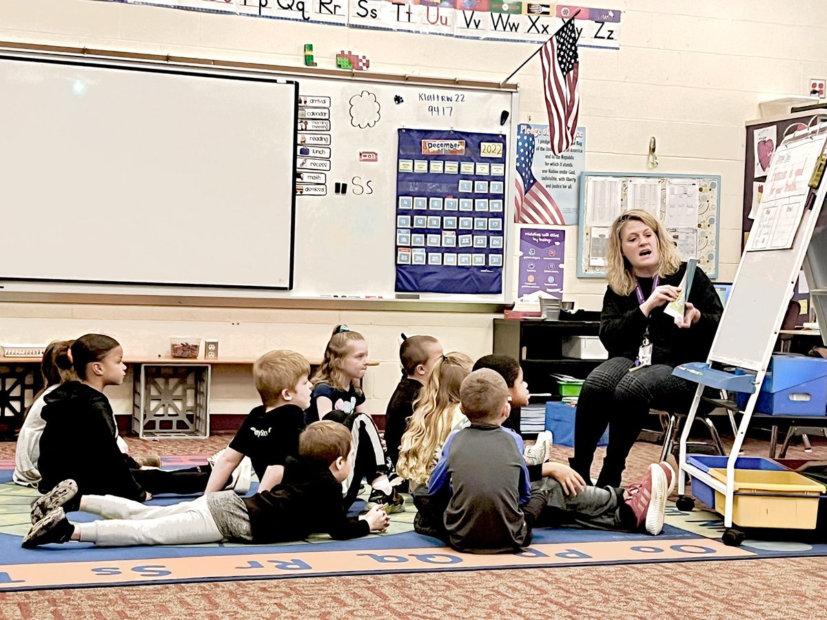 caryn_gross's tweet photo. Kindergarten readers and writers were working with key details and central ideas in Workshop today!  @KlattsKinders Students were so engaged! #RocketPride #MiddieRising https://t.co/Q3yd5bYxI6