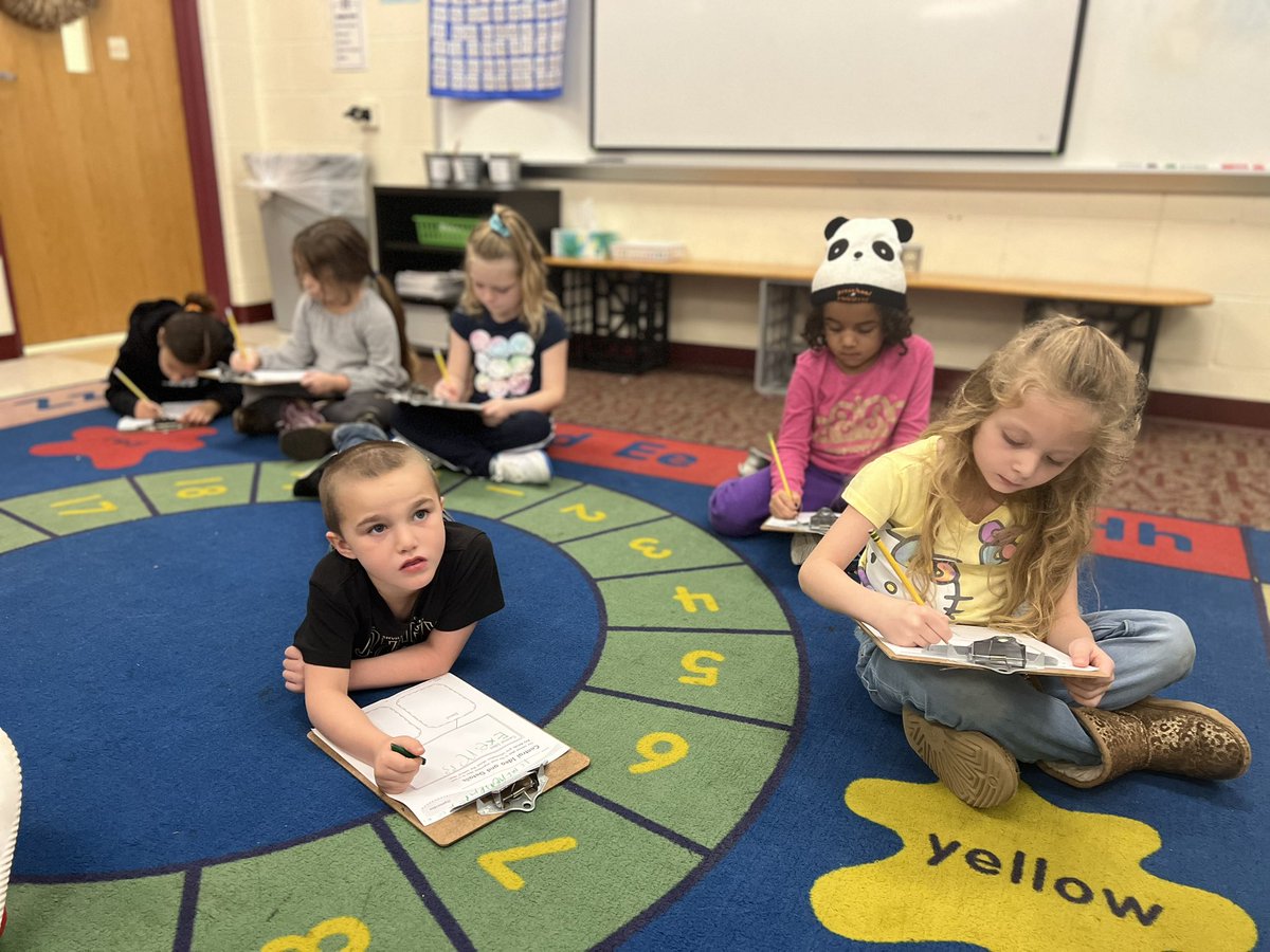 caryn_gross's tweet photo. Kindergarten readers and writers were working with key details and central ideas in Workshop today!  @KlattsKinders Students were so engaged! #RocketPride #MiddieRising https://t.co/Q3yd5bYxI6