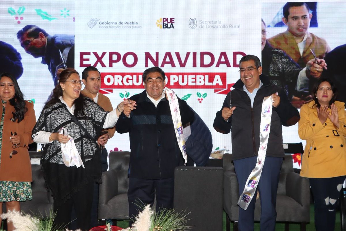 PueblaDiario's tweet photo. #Entérate El Gobernador del Estado @MBarbosaMX
 inaugura la #ExpoNavidad 🎄#OrgulloPuebla 2022, un espacio para la promoción y venta de productos navideños 100% elaborados por artesanos poblanos.
 
#Puebla #PueblaDiario https://t.co/9gpfQNBBg4