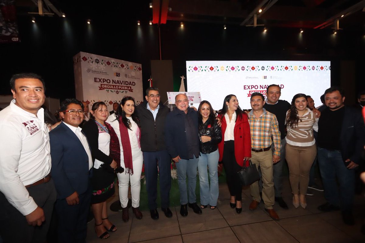PueblaDiario's tweet photo. #Entérate El Gobernador del Estado @MBarbosaMX
 inaugura la #ExpoNavidad 🎄#OrgulloPuebla 2022, un espacio para la promoción y venta de productos navideños 100% elaborados por artesanos poblanos.
 
#Puebla #PueblaDiario https://t.co/9gpfQNBBg4