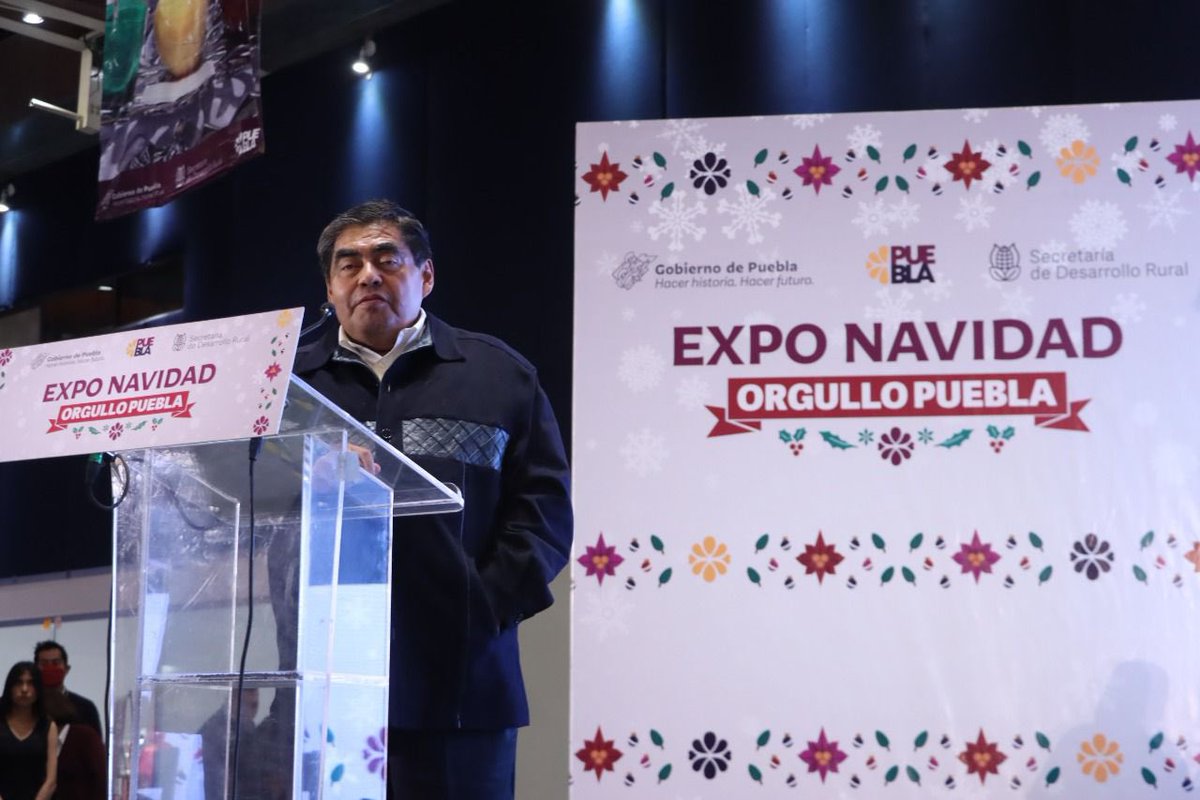 PueblaDiario's tweet photo. #Entérate El Gobernador del Estado @MBarbosaMX
 inaugura la #ExpoNavidad 🎄#OrgulloPuebla 2022, un espacio para la promoción y venta de productos navideños 100% elaborados por artesanos poblanos.
 
#Puebla #PueblaDiario https://t.co/9gpfQNBBg4