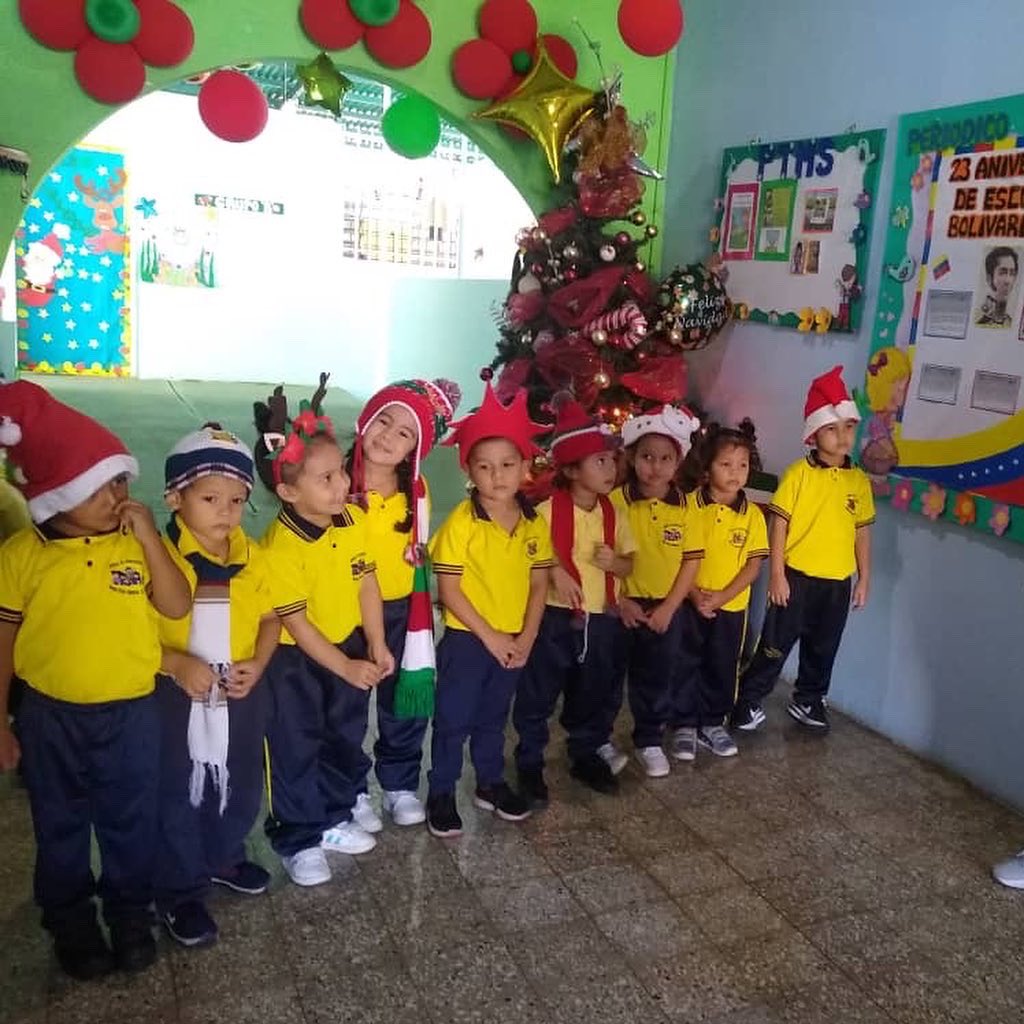 ceinmaelisa's tweet photo. Canto de villancicos ✨👏🏻🥳 #RodolfoElReno🦌🔴  #BurritoSabanero #FuegoAlCañon🔥 @ZonaEducTachira @coordinicial @Div_Ini_Pri_Esp @Berzabethg1 @MPPEDUCACION https://t.co/irL7crVihP