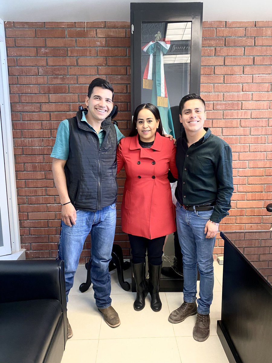 elier_corrales's tweet photo. El día de hoy el equipo de la #FETED llegamos al municipio de #ElOro. Le dimos la bienvenida a la nueva presidenta del CBTA64 y a la Directora del ITSSMO @YoveliB. Sin importar la distancia la FETED estará #SiempreParaTi https://t.co/3L1ee69EC6