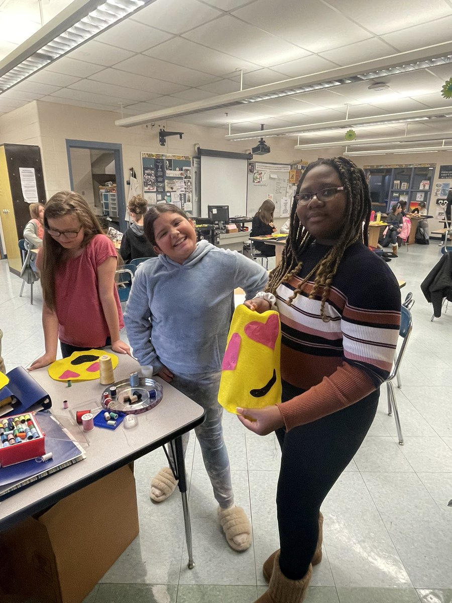 MrsCoute's tweet photo. Our students are learning to sew pillows in our Home Ec. Club 😄 @Taunton_Schools https://t.co/iBxClnGGAR