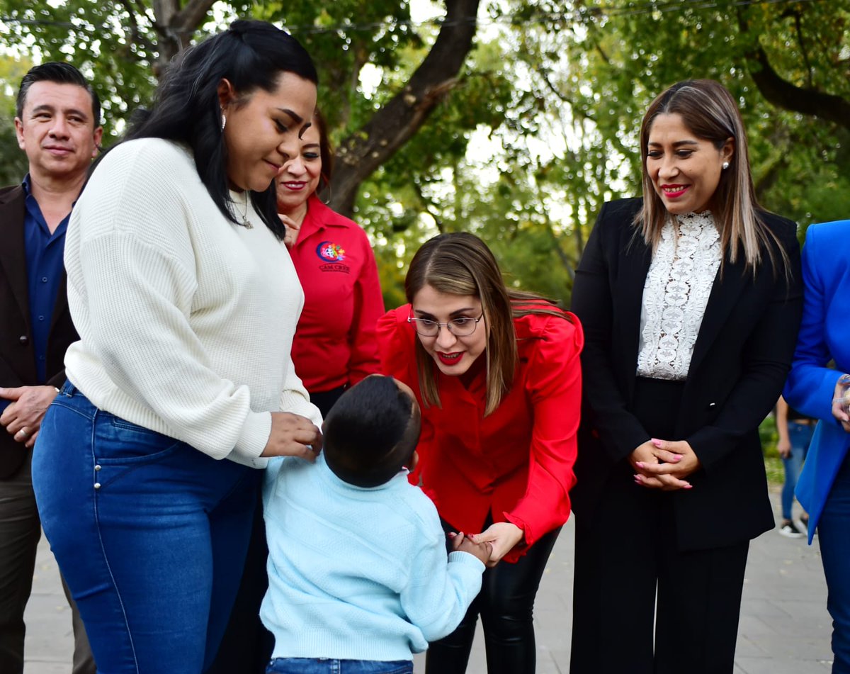 Gabyvazquezch's tweet photo. ➡️ Hoy escuchamos la voz de las familias más vulnerables.

La voz de los padres que año con año viven la fortuna de haber recibido su "Mejor regalo de navidad" con la compañía de sus hijos, niños que forman parte del CAM (Centro de Atención Múltiple) . 🧵 https://t.co/3VNxySkXml