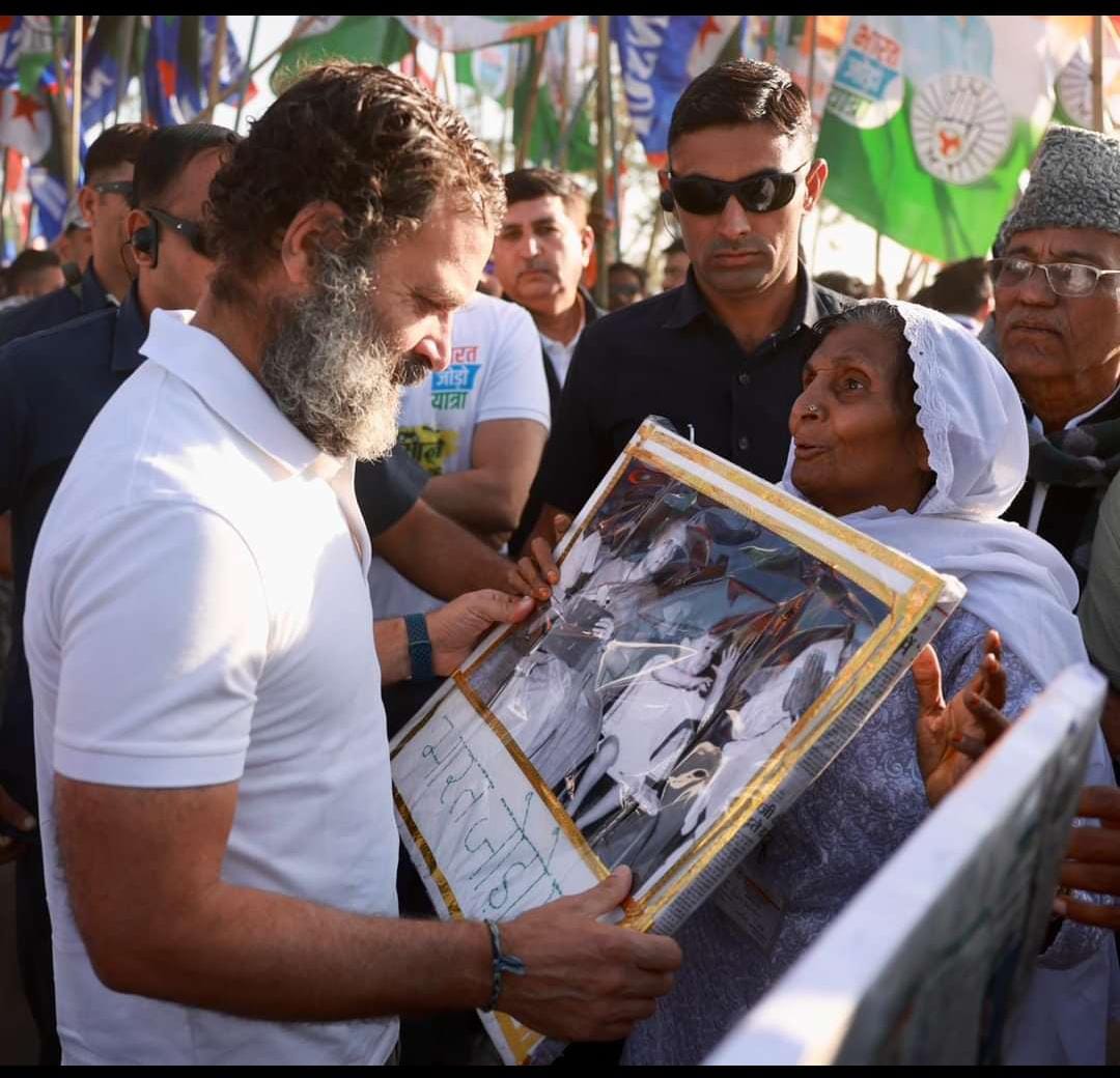 Rajsanvidha's tweet photo. Dear @RahulGandhi जी ये एक संविदा कर्मी की माँ है जो आपसे मिली थी, बहुत कुछ कहना भी चाहती थी आपसे संविदाकर्मियों की पक्की नोकरी दीजिए आपने वादा किया था नियमित का के मामले पर, थोड़ा कह भी पाई थी आपसे, फरियाद सुनियेगा दर्द की..@bharatjodo @ashokgehlot51 @Jairam_Ramesh @SachinPilot https://t.co/A1HxwtsIup