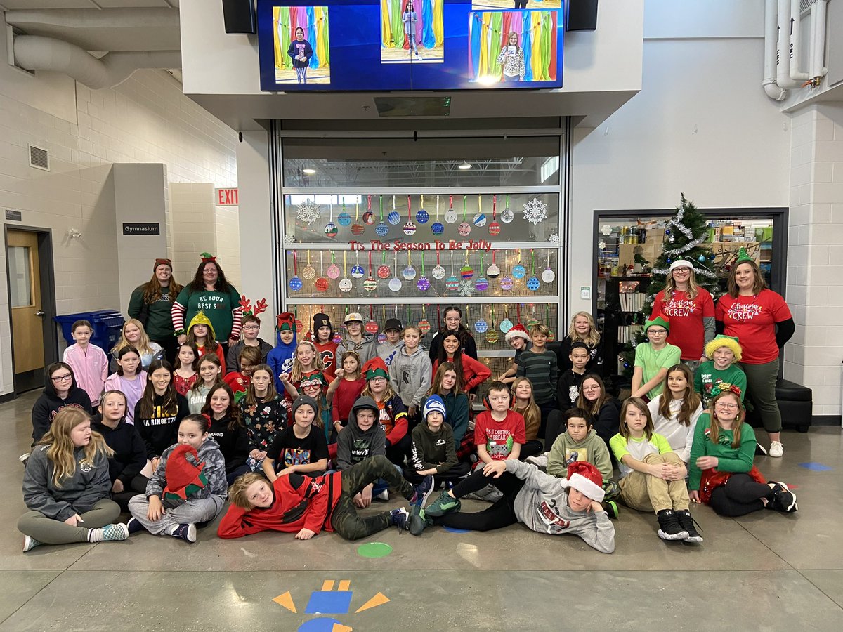 Christmas <a href="/IRIC_WC/">IRIC</a> is the absolute best! #6NP added to the spirit by creating this wonderful collaborative art to brighten up our gathering area. #tistheseasontobejolly @MrsPedersen88