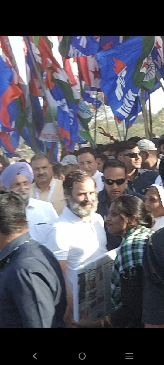 Rajsanvidha's tweet photo. Dear @RahulGandhi जी ये एक संविदा कर्मी की माँ है जो आपसे मिली थी, बहुत कुछ कहना भी चाहती थी आपसे संविदाकर्मियों की पक्की नोकरी दीजिए आपने वादा किया था नियमित का के मामले पर, थोड़ा कह भी पाई थी आपसे, फरियाद सुनियेगा दर्द की..@bharatjodo @ashokgehlot51 @Jairam_Ramesh @SachinPilot https://t.co/A1HxwtsIup